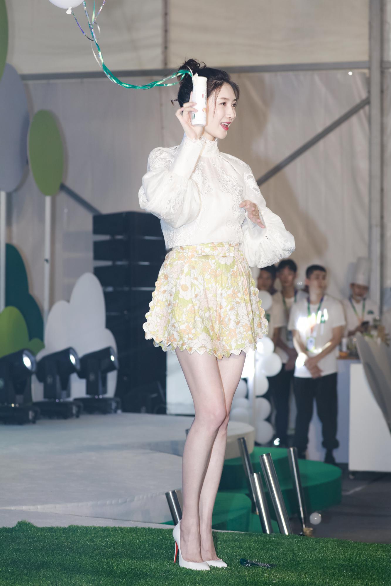 江疏影超短花裙大长腿白色高跟现场广告代言生图