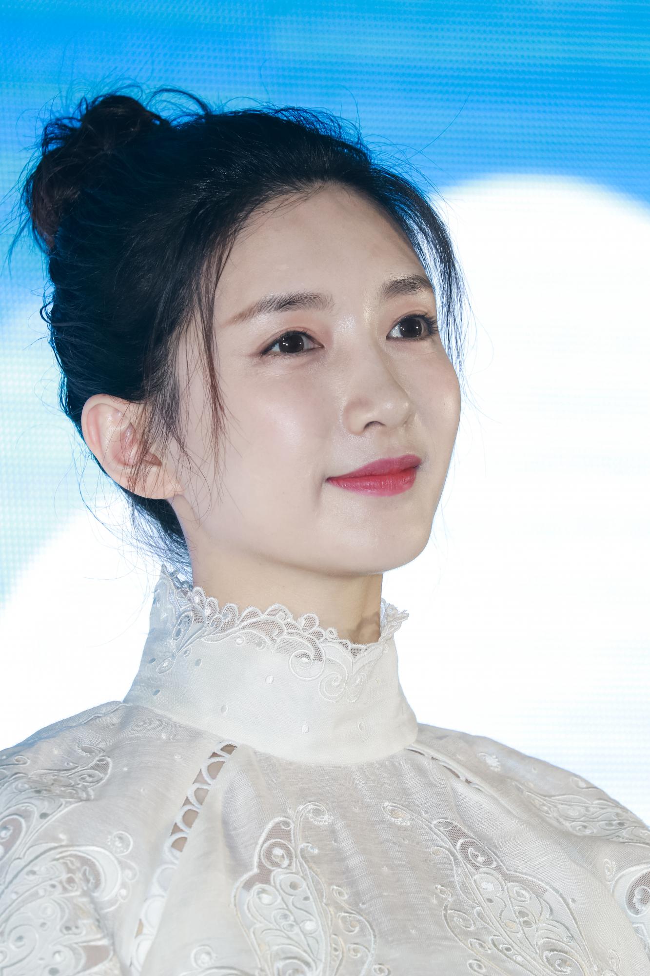 江疏影超短花裙大长腿白色高跟现场广告代言生图[6]