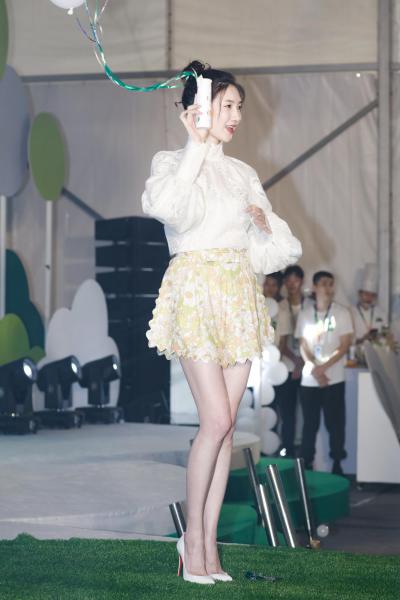 江疏影超短花裙大长腿白色高跟现场广告代言生图