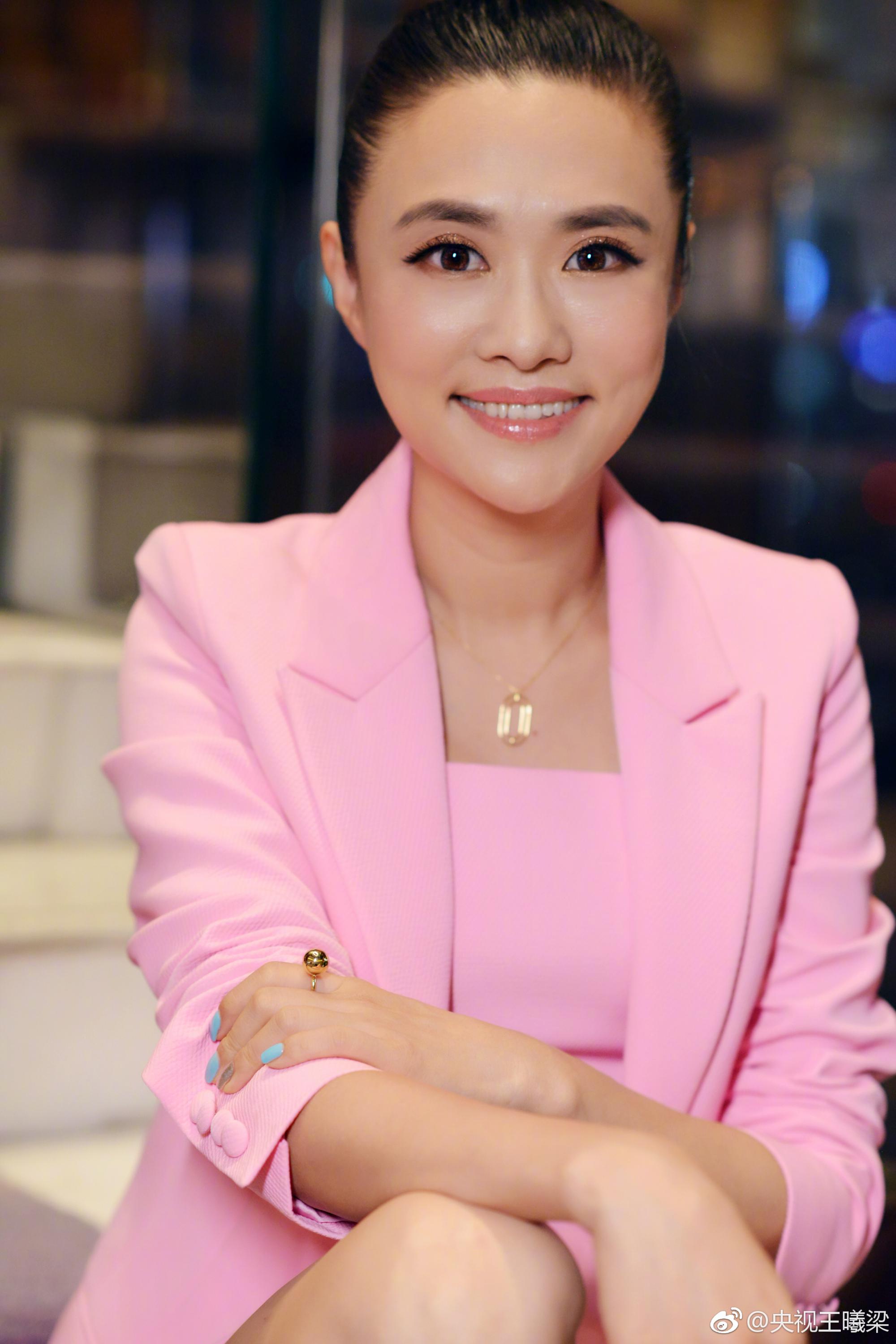 王曦梁美腿肉丝大长腿现场照,白丝袜牛仔裤性感照[11]