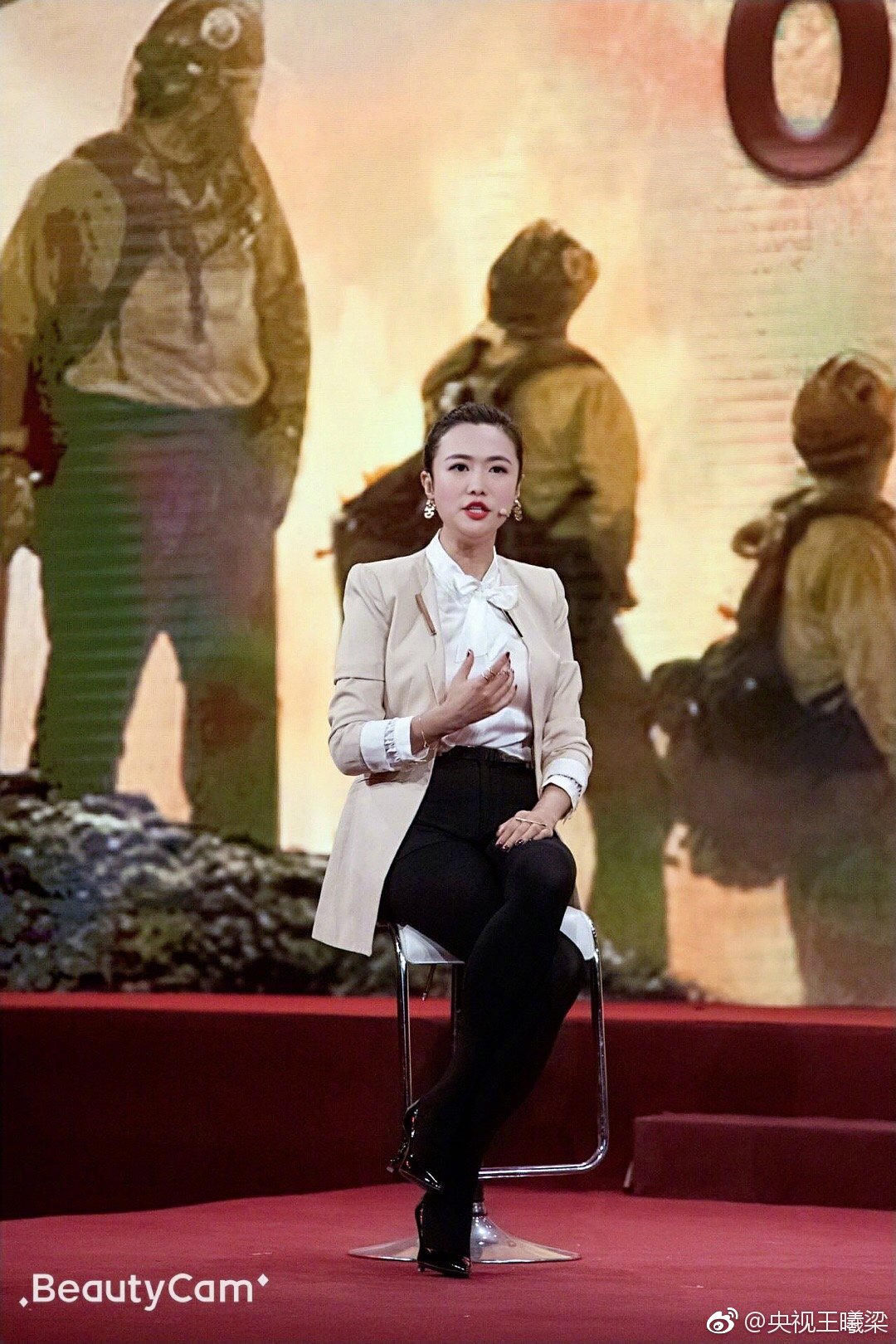 主持人王曦梁性感包臀短裙美腿高跟现场主持[4]