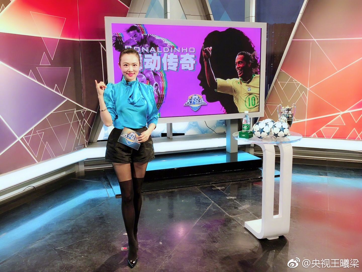 主持人王曦梁性感超短裙黑丝袜美腿高跟现场照[15]