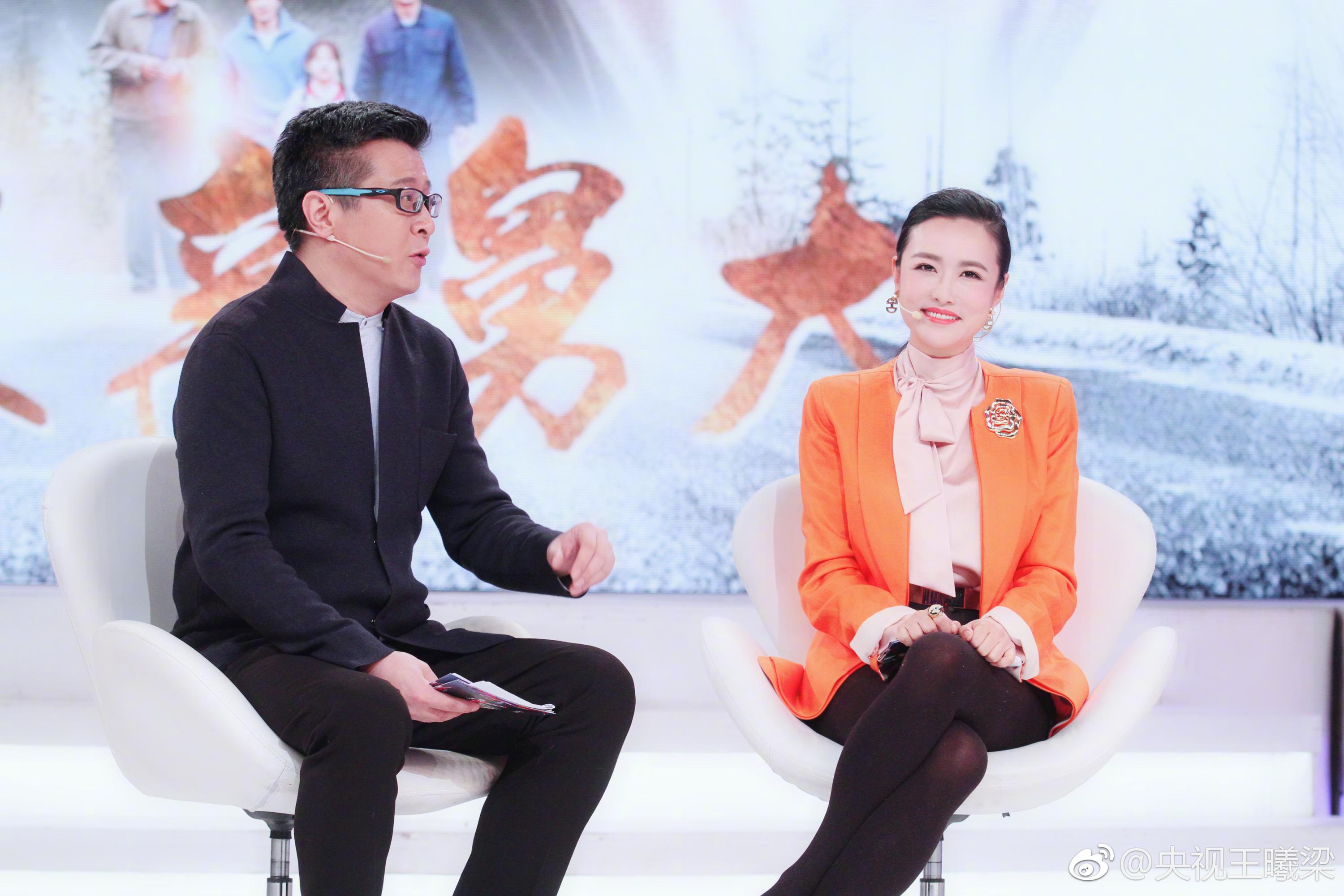 主持人王曦梁橙色制服西装黑丝袜美腿现场主持照[9]