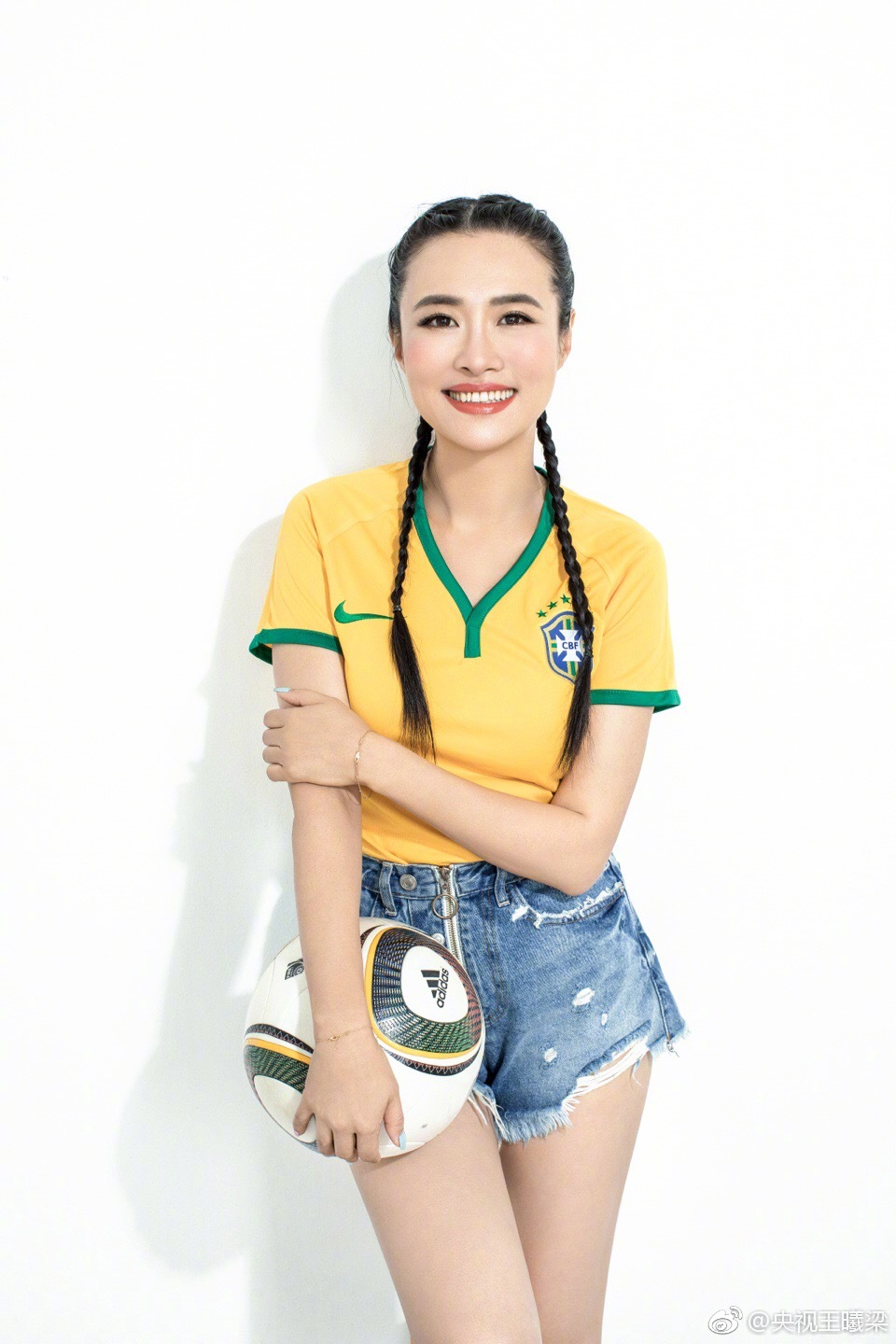 主持人王曦梁牛仔短裤橘色丝袜大长腿运动鞋足球制服写真[2]