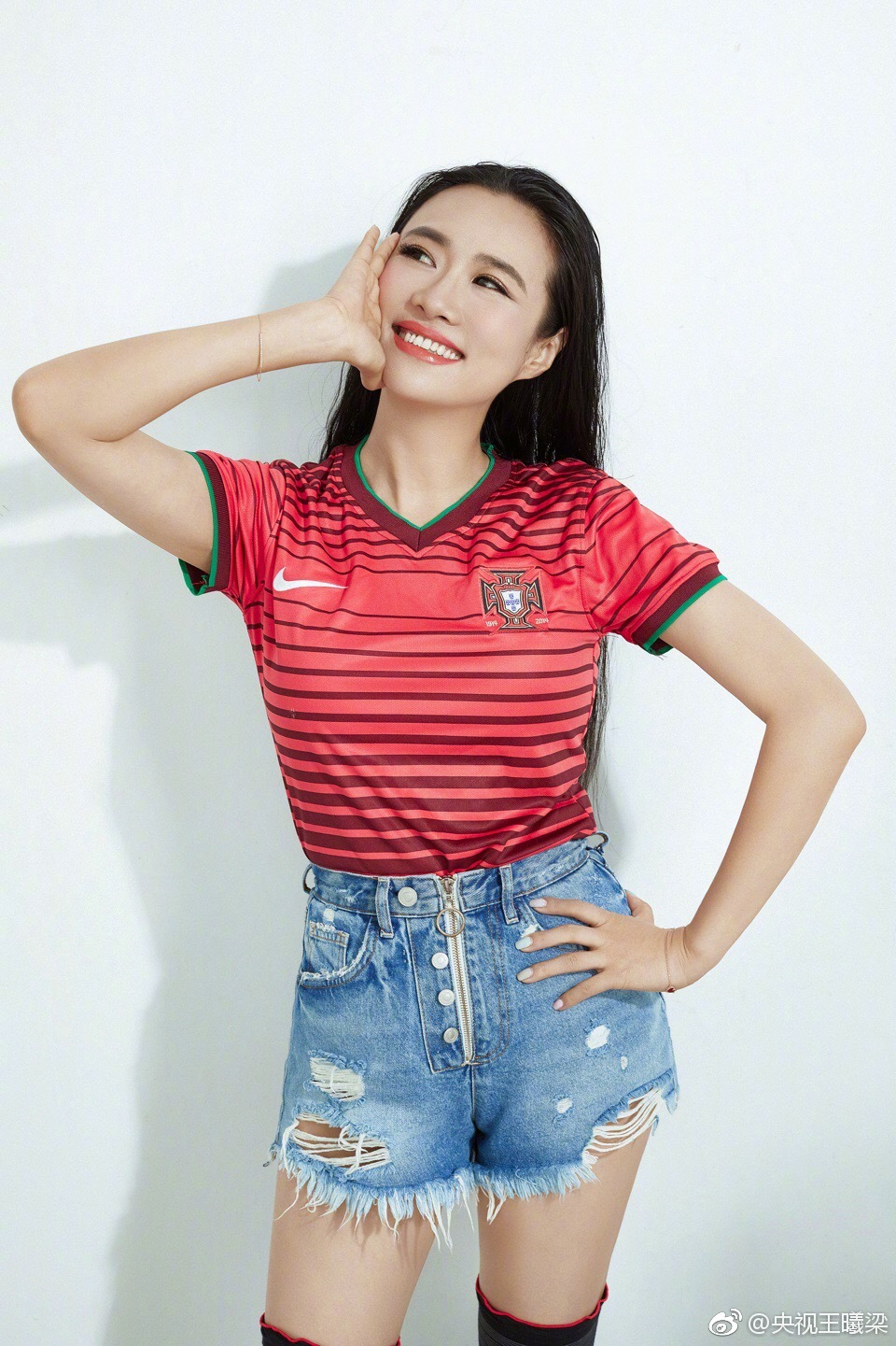 主持人王曦梁牛仔短裤橘色丝袜大长腿运动鞋足球制服写真[5]