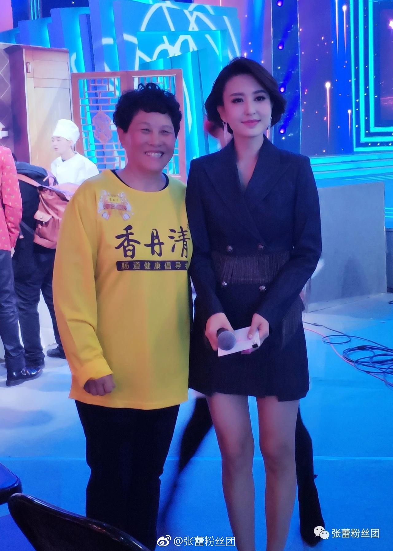 主持人张蕾性感超短裙黑丝袜美腿高跟现场照[3]