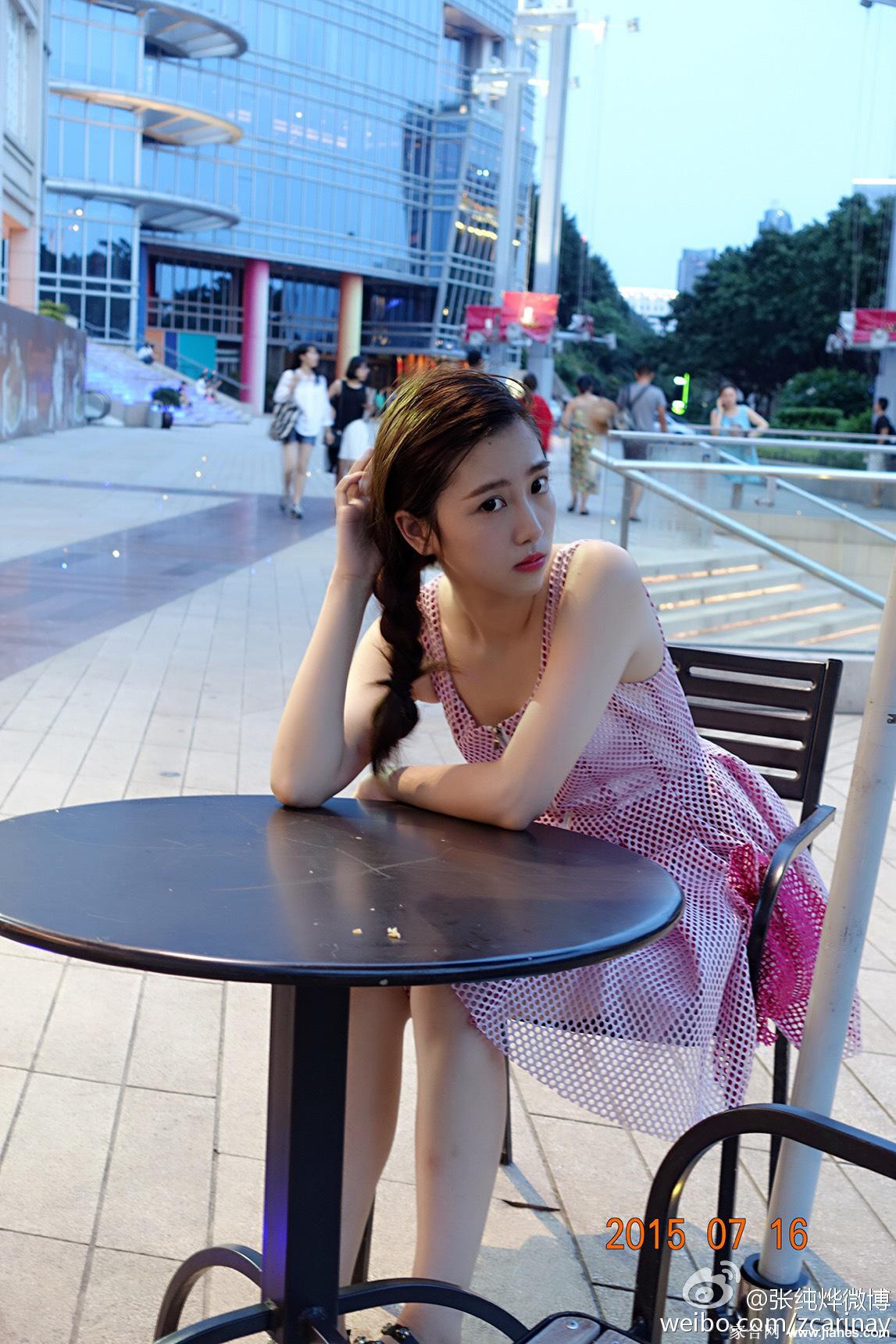 江苏卫视女主持人张纯烨清纯长裙白衬衫大长腿性感写真图片[2]