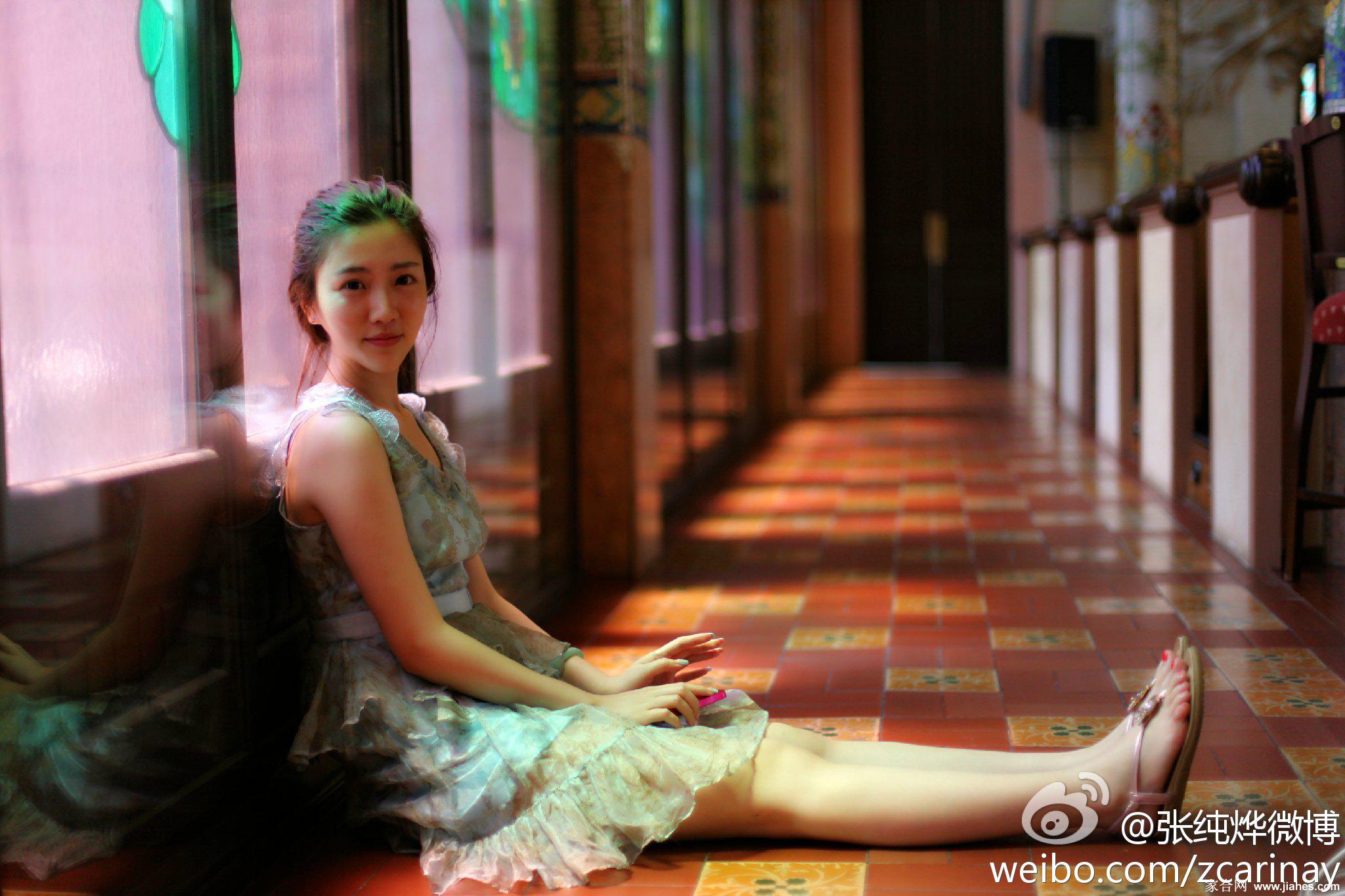 江苏卫视女主持人张纯烨清纯长裙白衬衫大长腿性感写真图片[11]