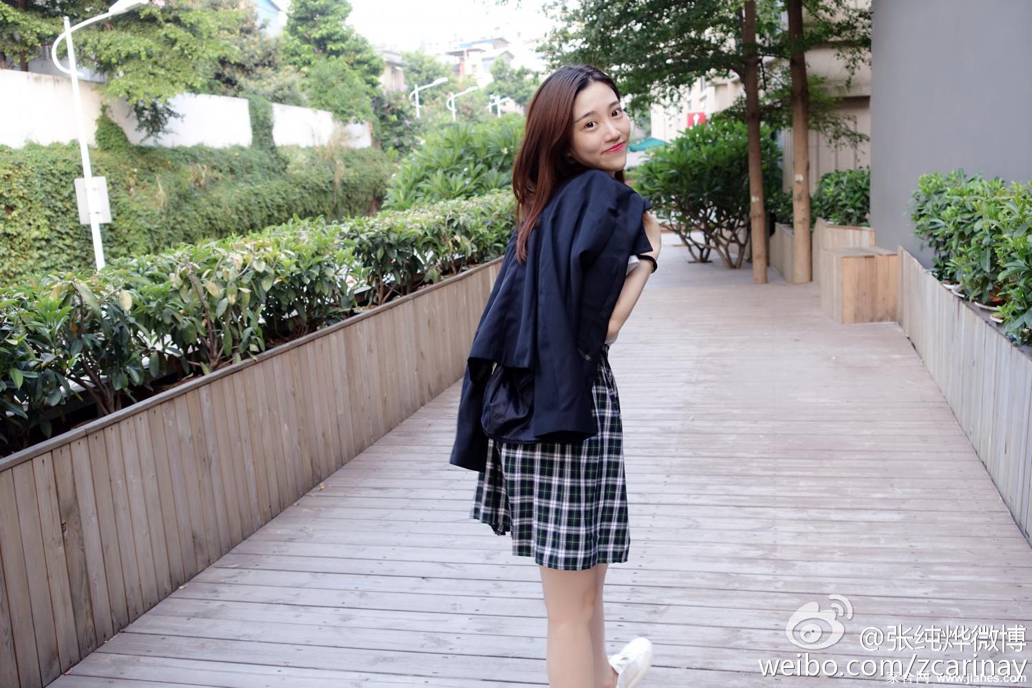 江苏卫视女主持人张纯烨短裙校服白嫩大长腿制服诱惑写真[8]