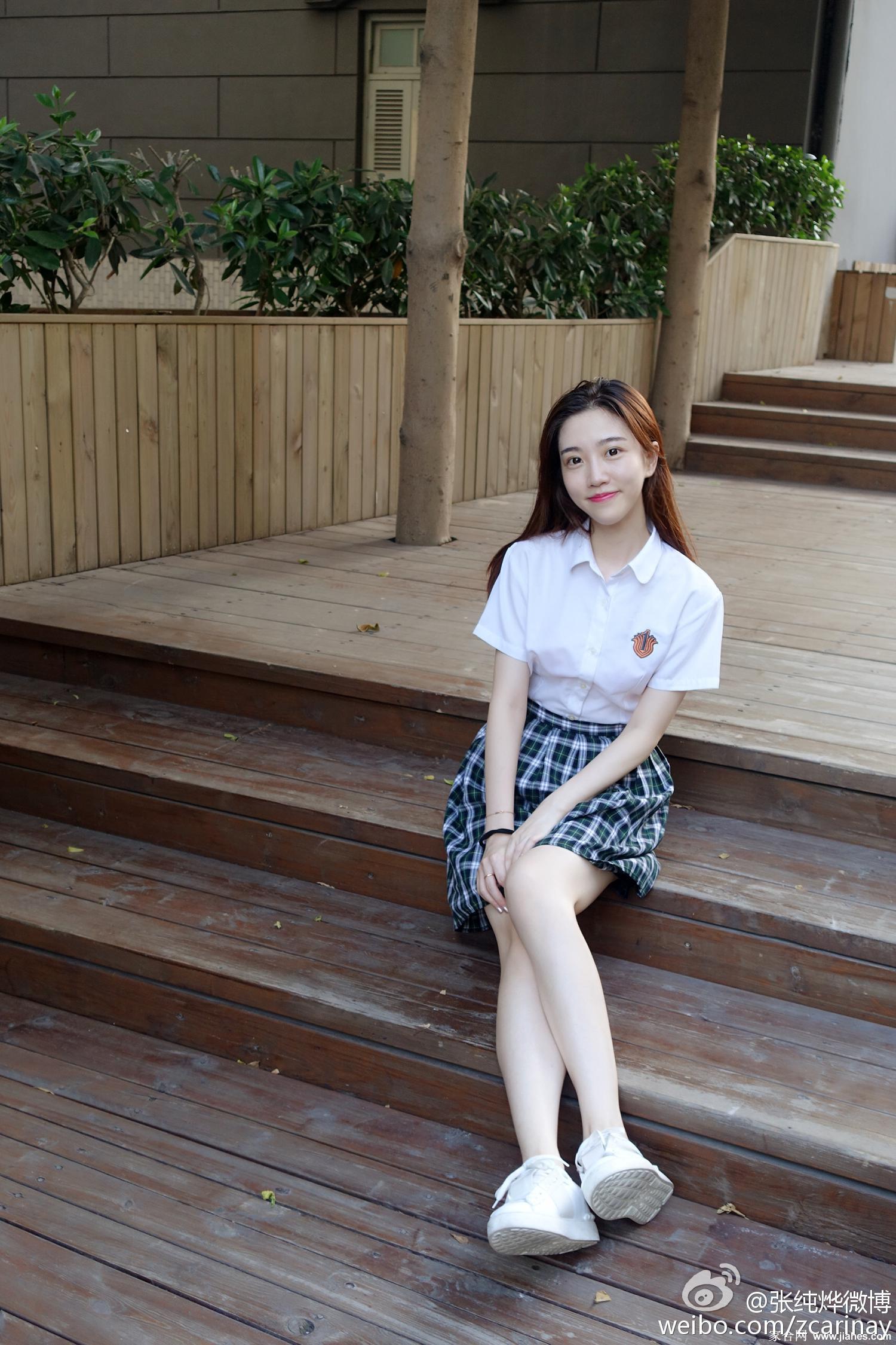 江苏卫视女主持人张纯烨短裙校服白嫩大长腿制服诱惑写真[10]