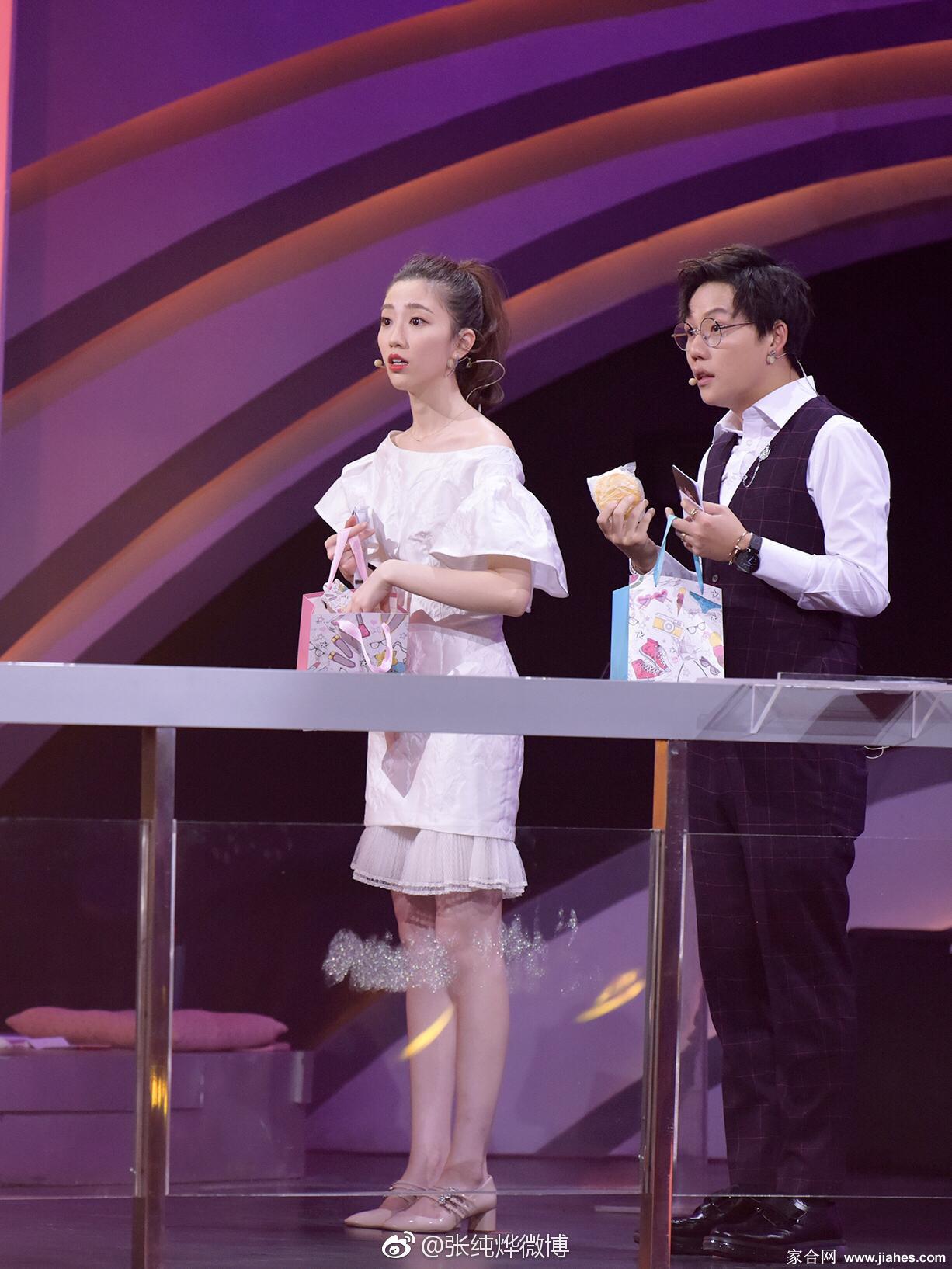 江苏卫视女主持人张纯烨性感包臀短裙白嫩长腿现场主持图片[11]