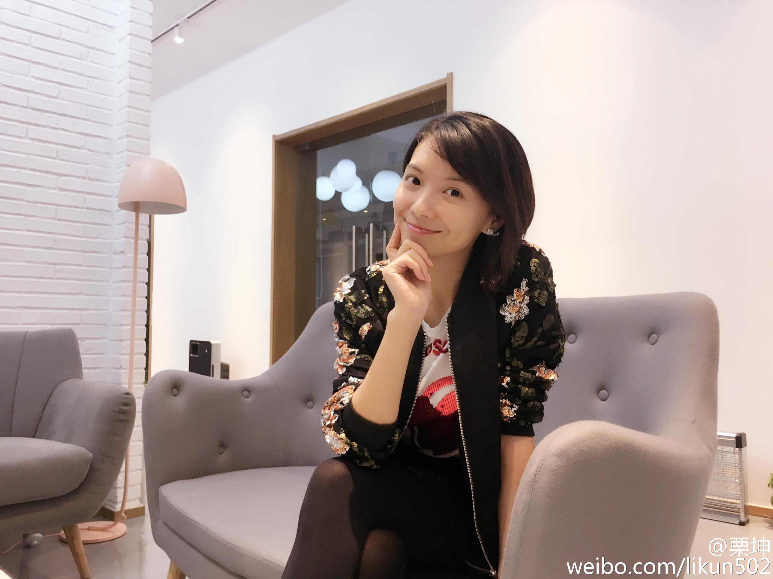 主持人栗坤丝袜美腿素颜自拍照[2]