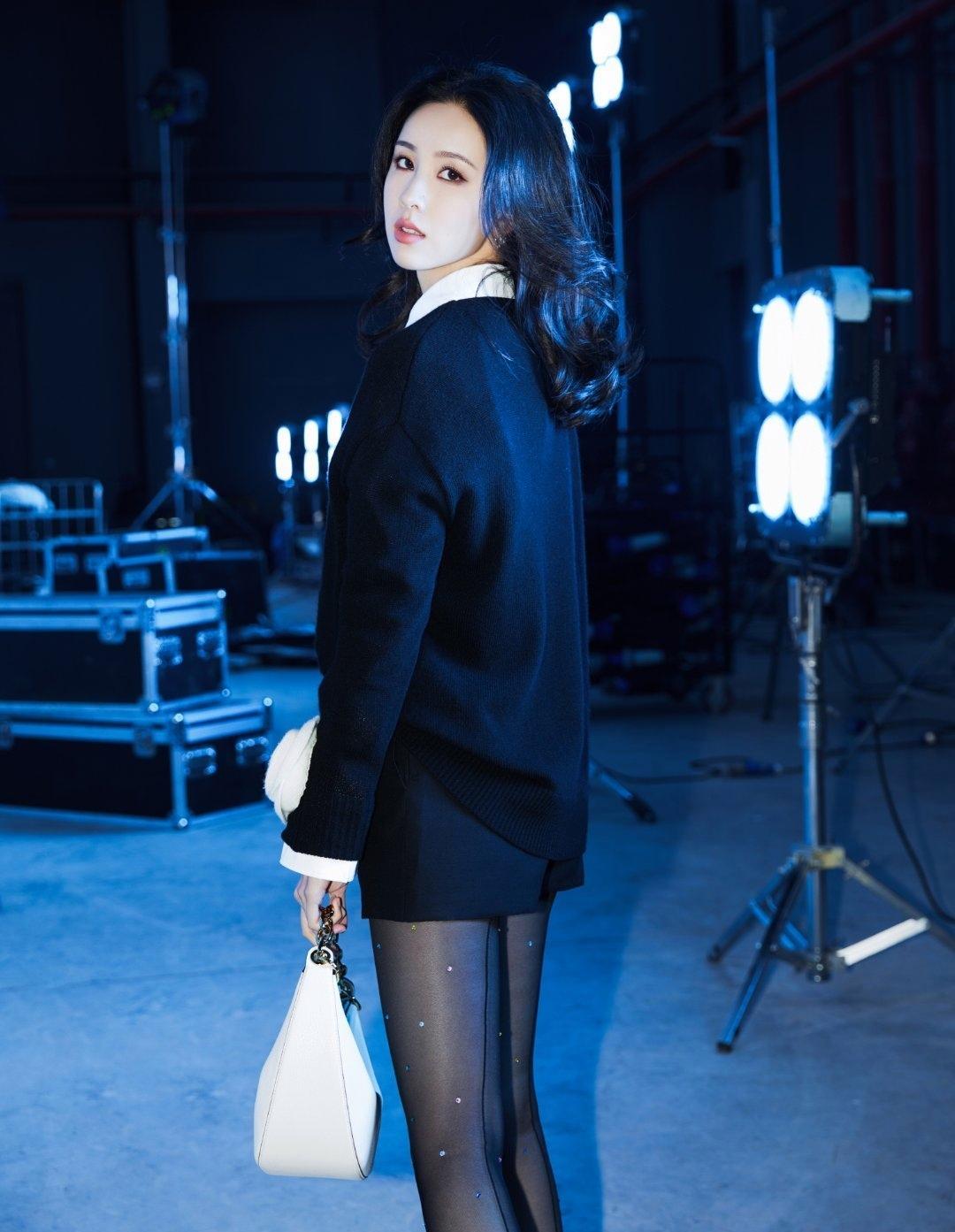 陈都灵黑丝美腿性感写真[4]