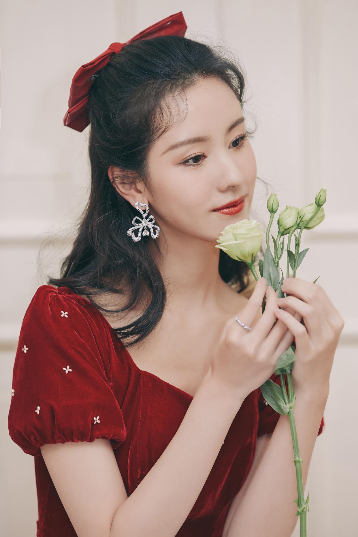 陈都灵玫瑰色连衣长裙清新灵动[8]