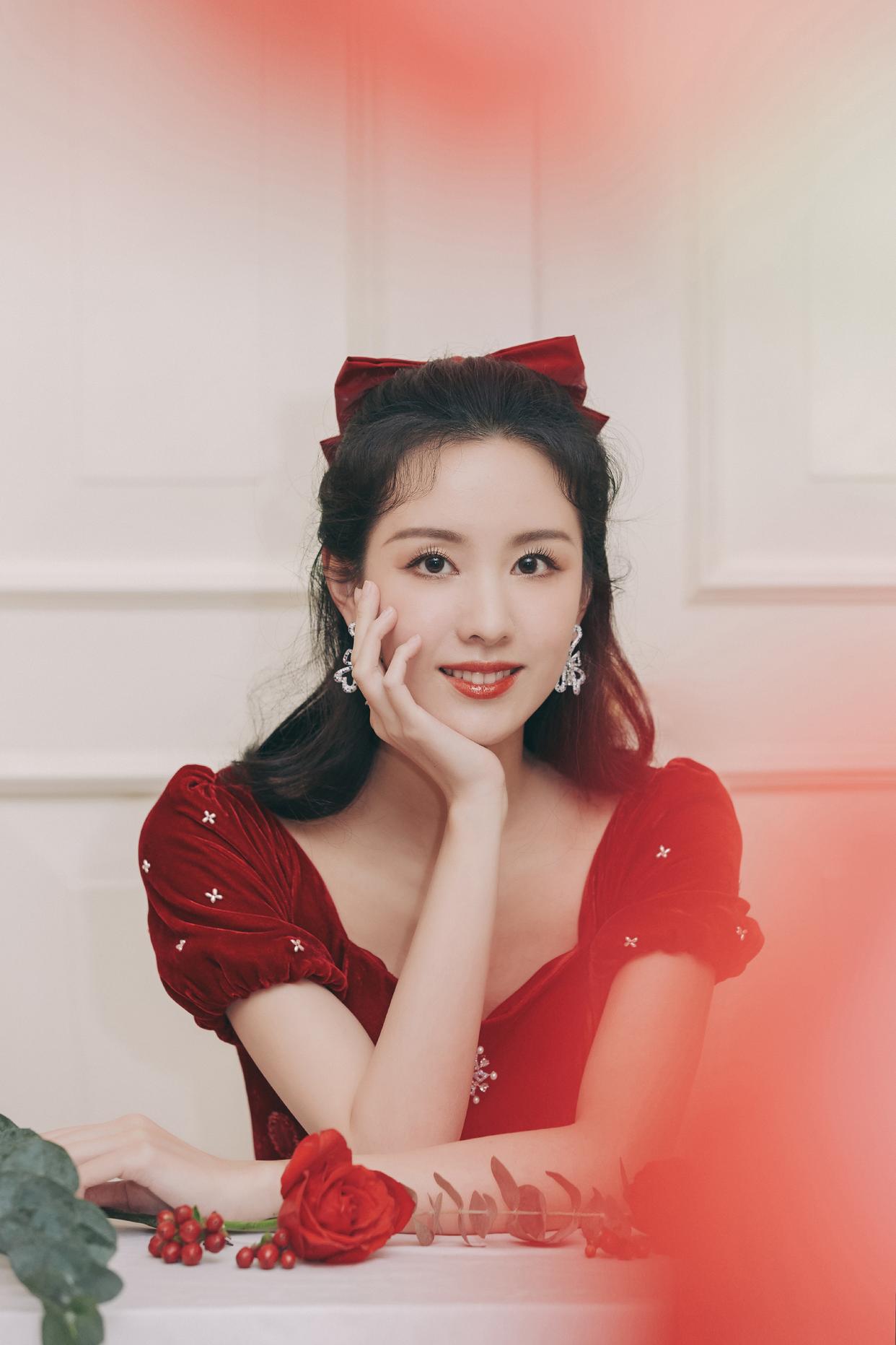 陈都灵玫瑰色连衣长裙清新灵动[9]