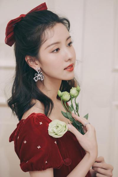 陈都灵玫瑰色连衣长裙清新灵动