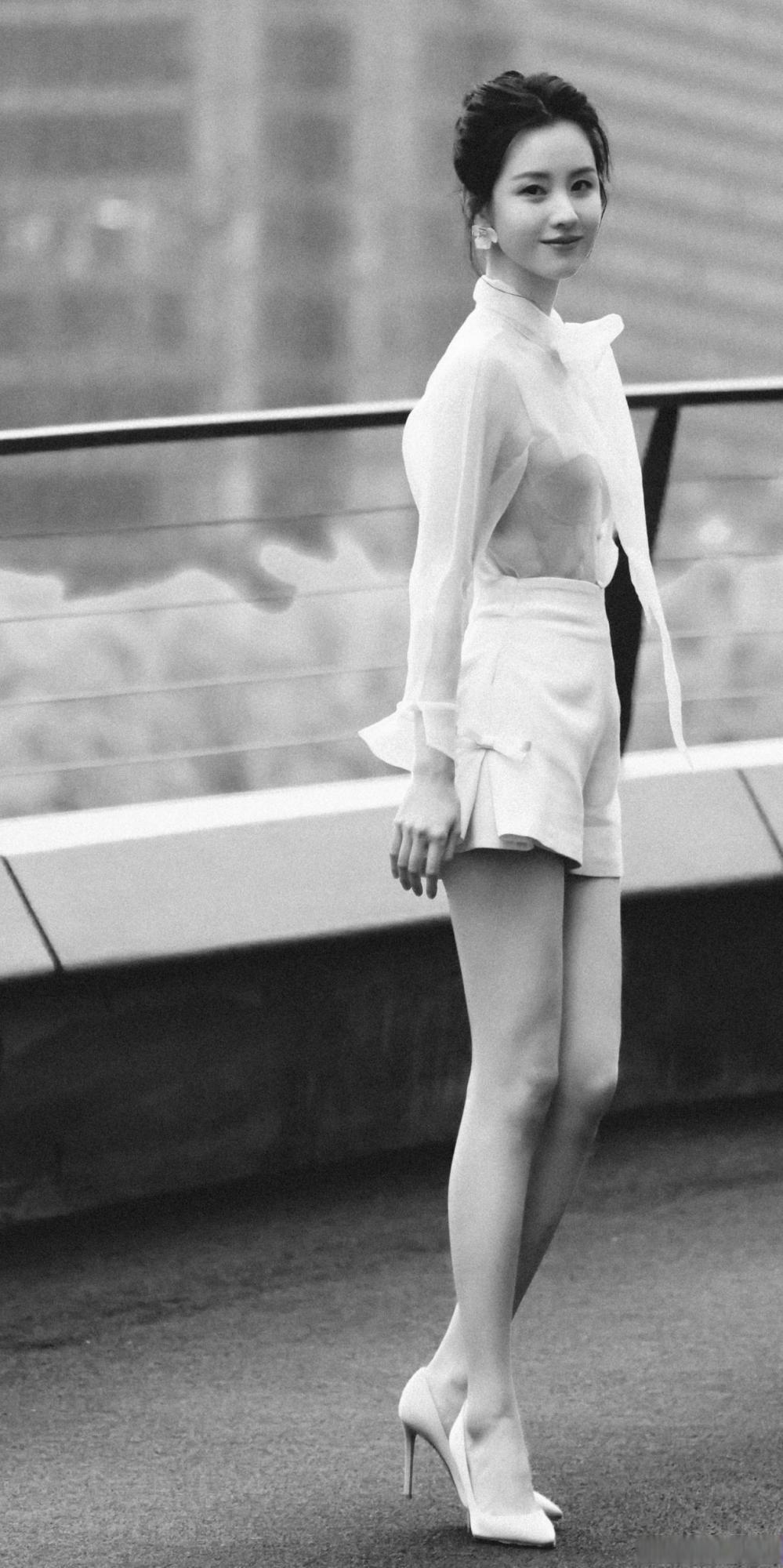 陈都灵黄色短裤细长美腿高跟写真[3]