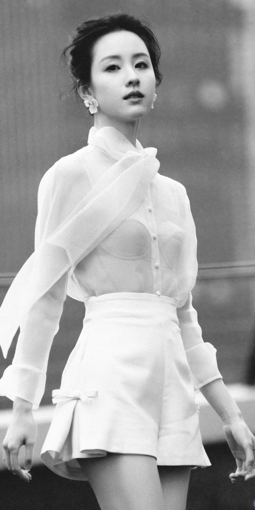 陈都灵黄色短裤细长美腿高跟写真[4]