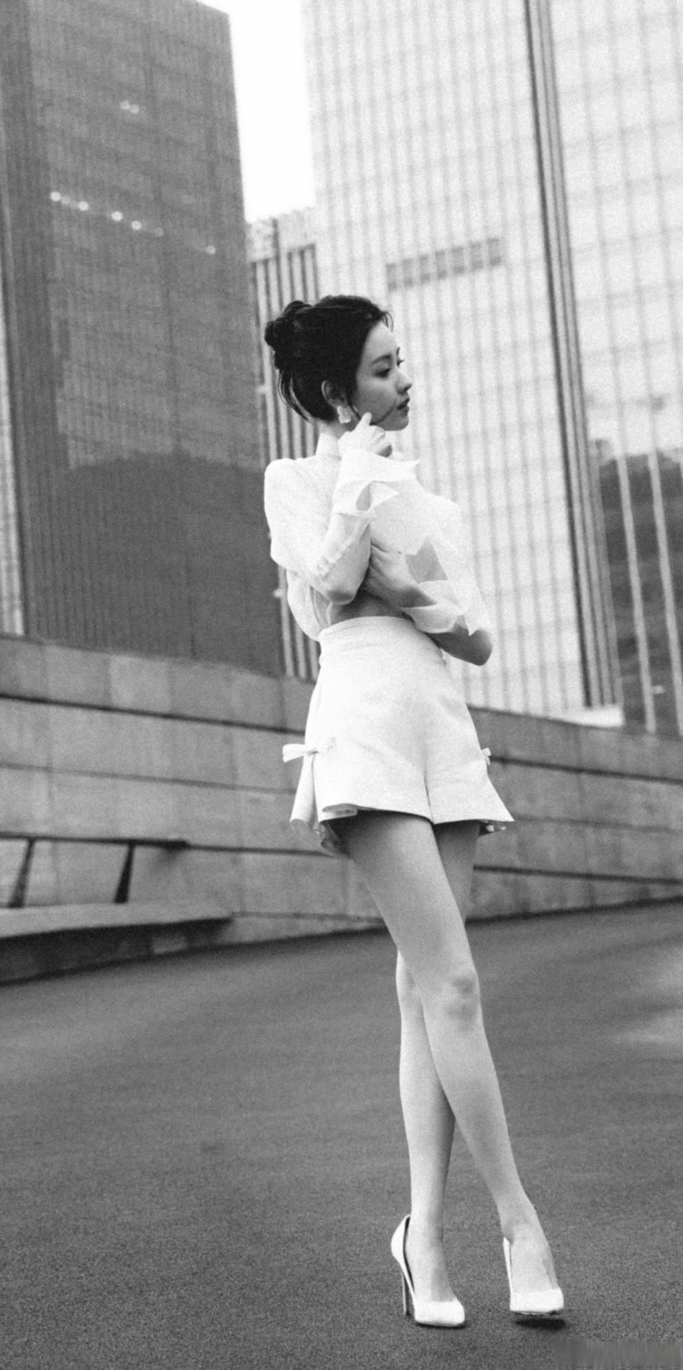 陈都灵黄色短裤细长美腿高跟写真[7]