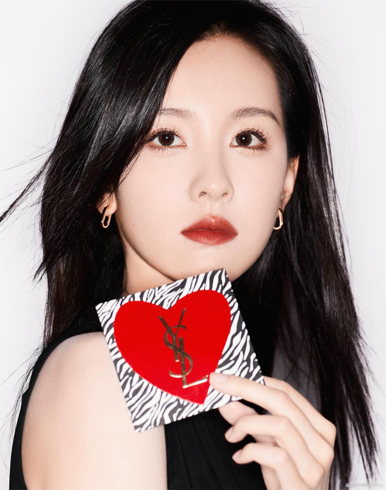 陈都灵黑色连衣裙美腿高跟写真[5]