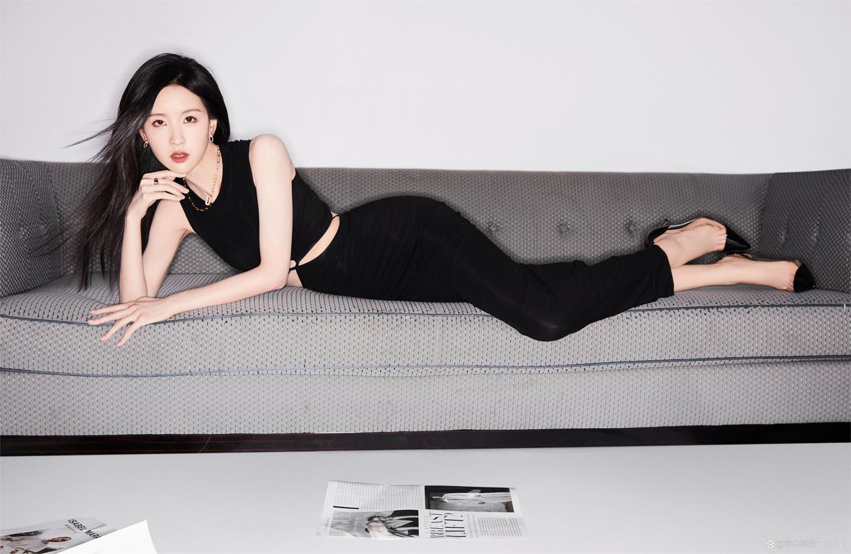 陈都灵黑色连衣裙美腿高跟写真[8]