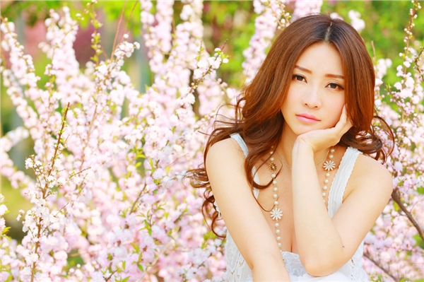 女神柳岩桃花源小清新写真 纯白长裙低调露胸[2]
