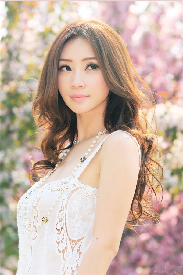 女神柳岩桃花源小清新写真 纯白长裙低调露胸[5]