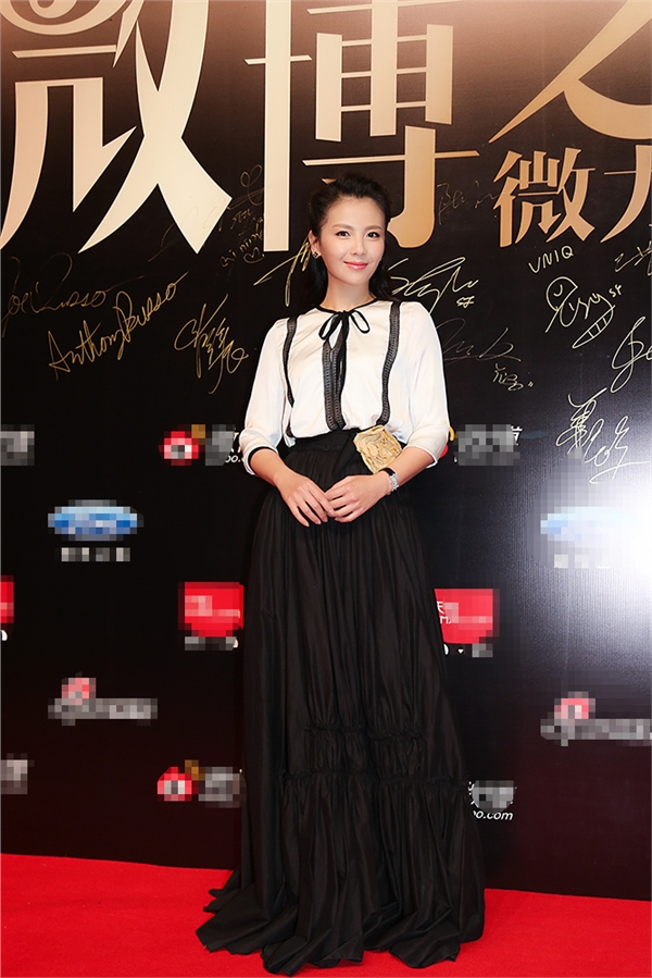 刘涛获黑白造型亮相微博之夜 优雅别致封“年度女神”[2]