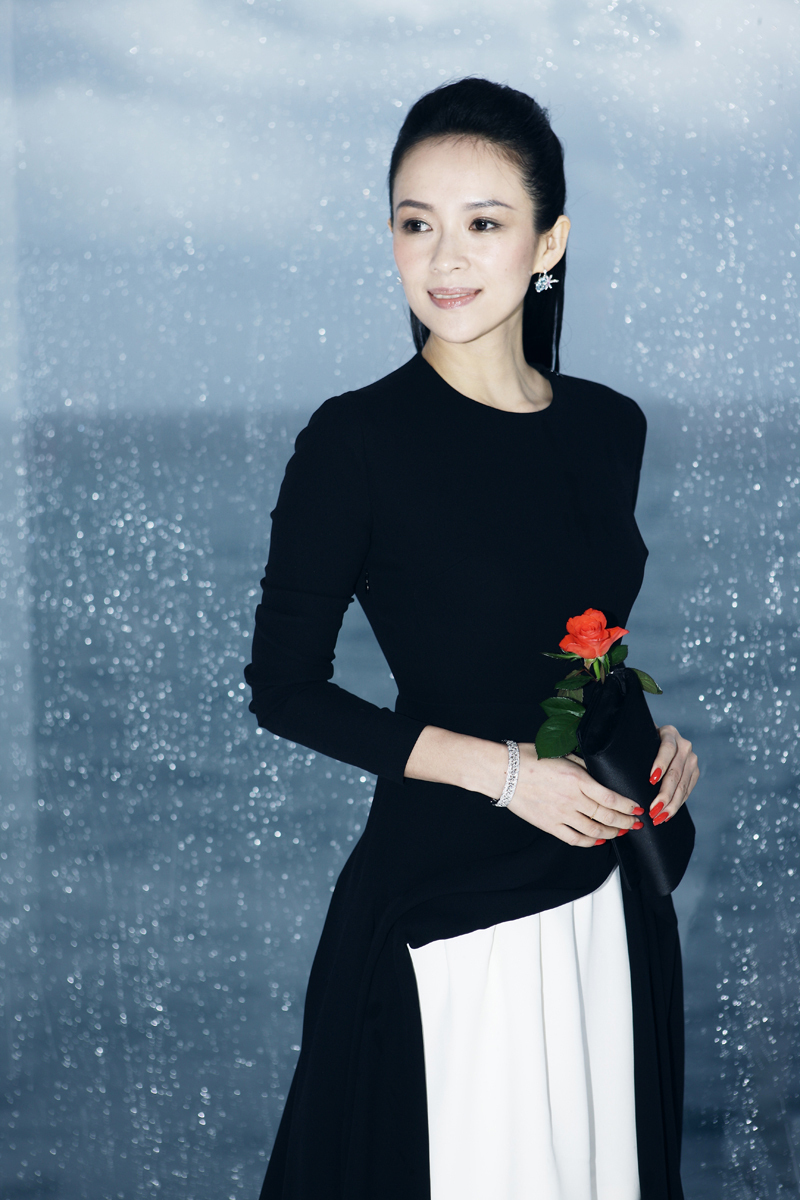 章子怡黑白Dior套装亮相 雨中玫瑰绽放摩纳哥[2]