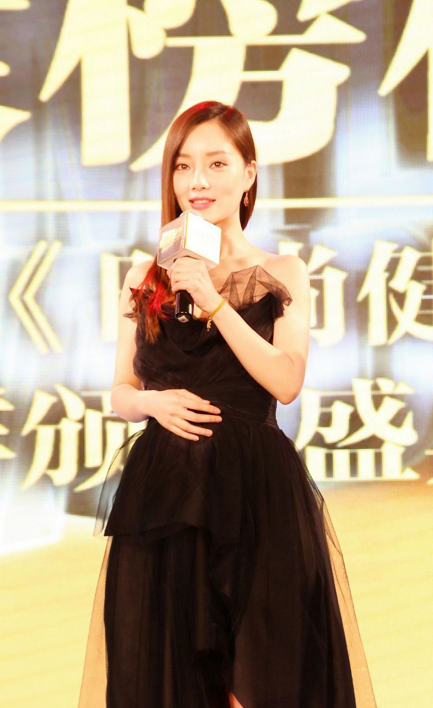 李小璐黑色性感礼服出席活动[6]