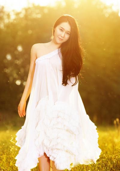 王菲菲黄昏唯美写真 露肩性感显唯美