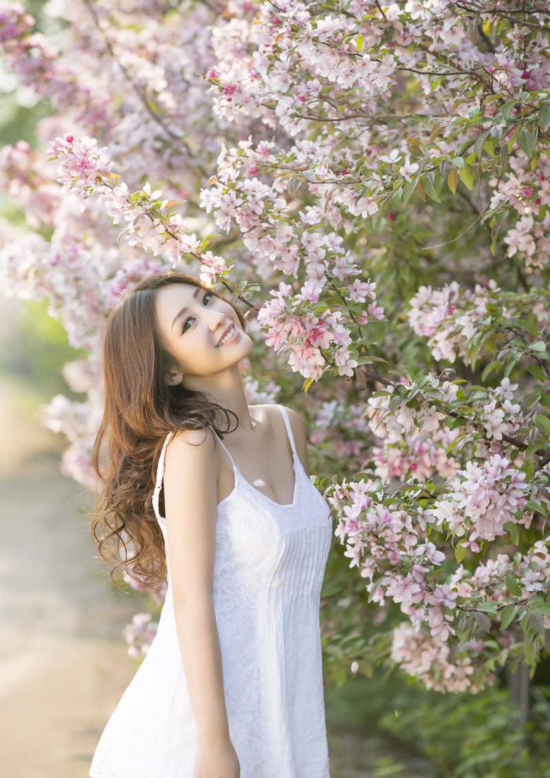 性感女神柳岩徜徉花海 深V白裙大秀事业线[10]