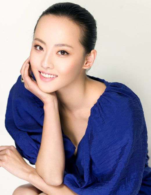 青年美女演员张嘉倪时尚清纯写真[2]