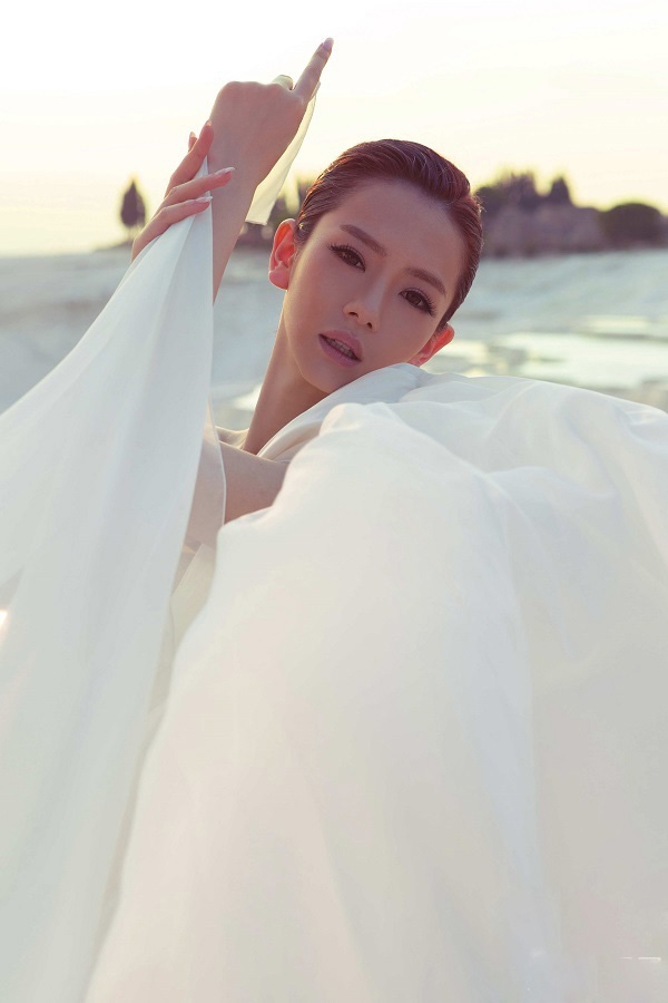 戚薇白纱写真图片 犹如天女下凡[4]