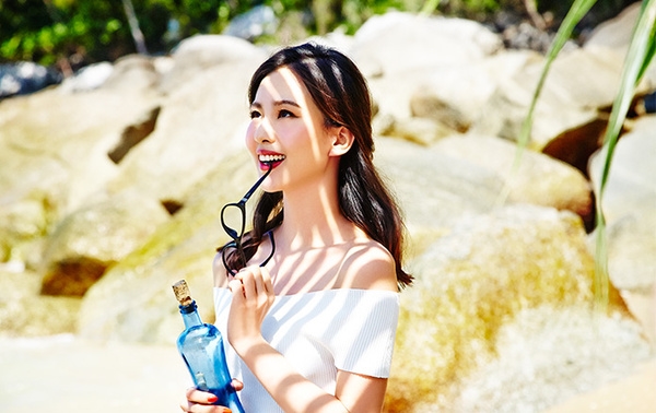 刘诗诗代言Vogue Eyewear 墨镜春夏大片 女神搭配气质[4]