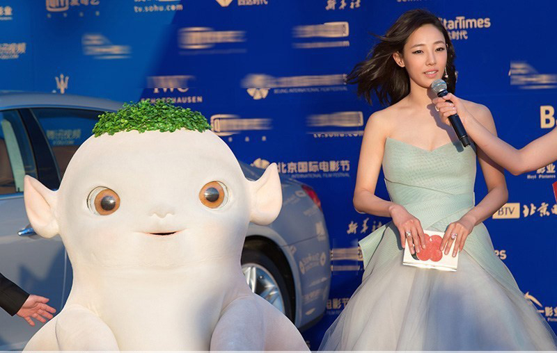 白百何清丽亮相北京电影节 抹胸长裙高贵大气[2]
