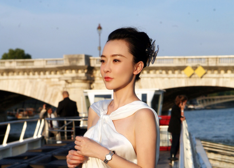 霍思燕塞纳河边拍纯美写真 白裙婀娜笑容动人[4]