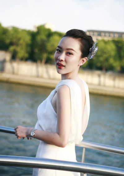 霍思燕塞纳河边拍纯美写真 白裙婀娜笑容动人