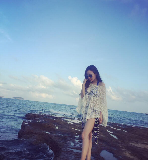 李小璐晒夏日清凉装打扮海边性感写真[2]