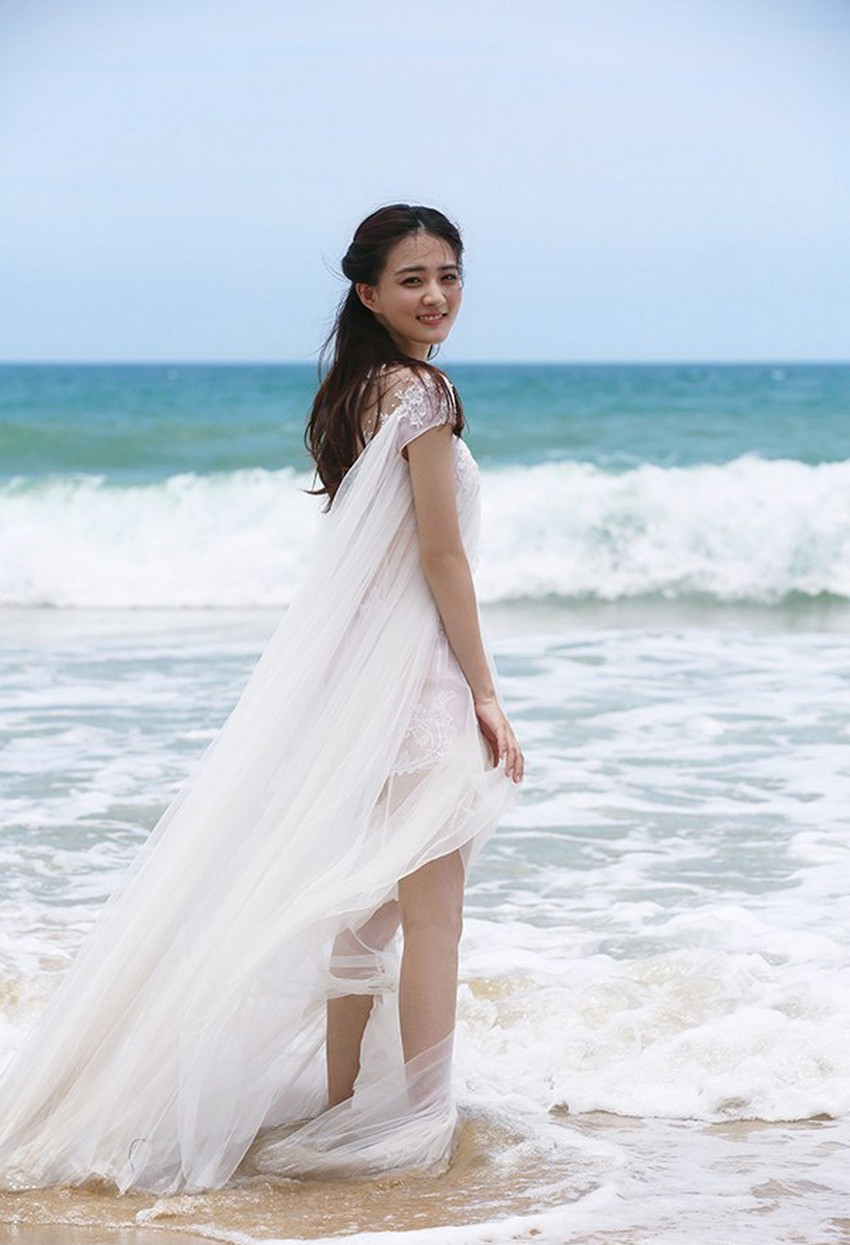 徐璐身着“摩羯座”婚纱海滩唯美写真[7]