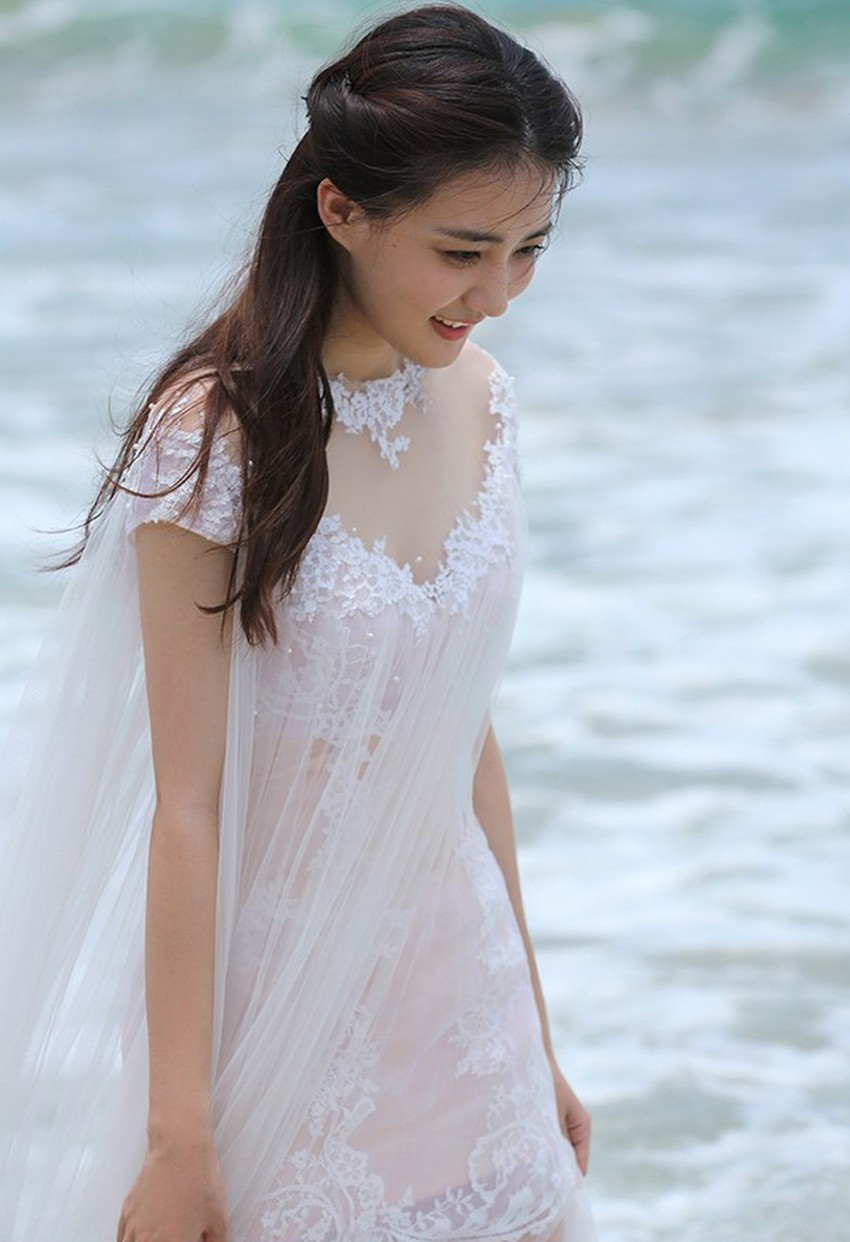 徐璐身着“摩羯座”婚纱海滩唯美写真[10]