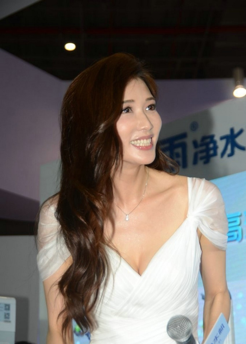 林志玲着深V裙秀身材 获众人护驾[2]