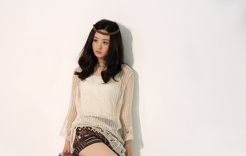 赵丽颖登杂志封面 编织衫皮发带似嬉皮女郎[5]
