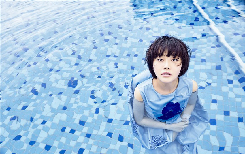 张佳宁泳池湿身写真[7]