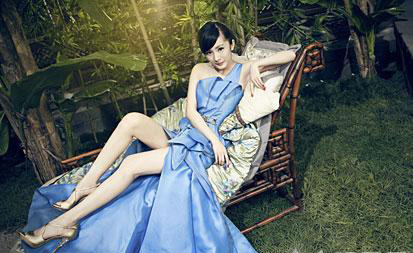 杨幂早期杂志写真 蓝色长裙衬美腿[3]