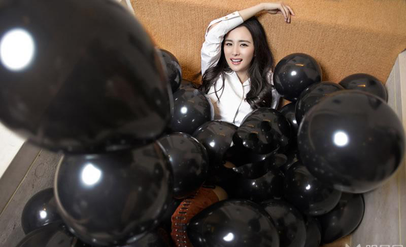 杨幂“少女心”系列写真 展修长美腿[7]