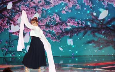 柳岩水袖扇舞浪漫唯美 向韩国观众传播中华文化