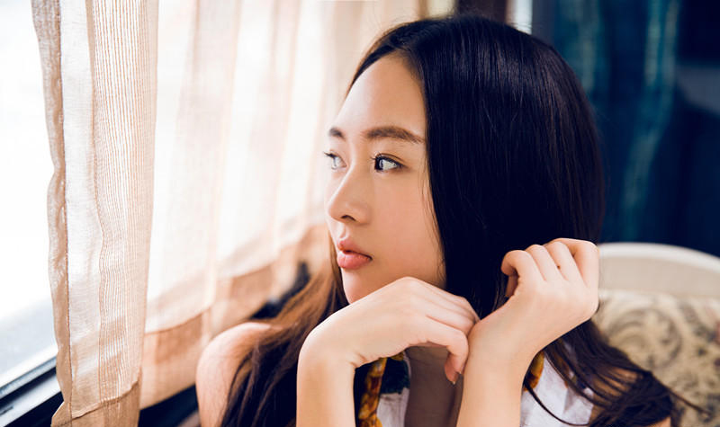 童瑶拍浪漫写真 香肩微露甜美温柔[5]