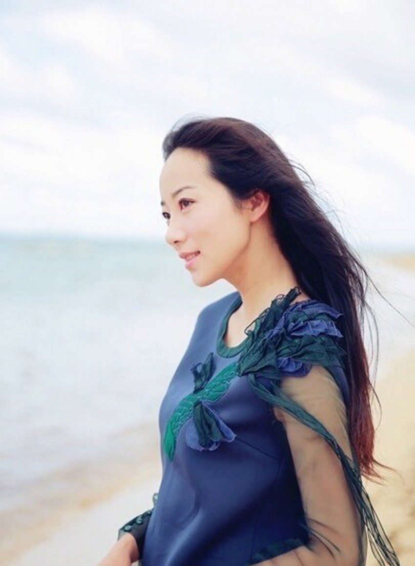 韩雪海边拍照长发飘飘显唯美[2]