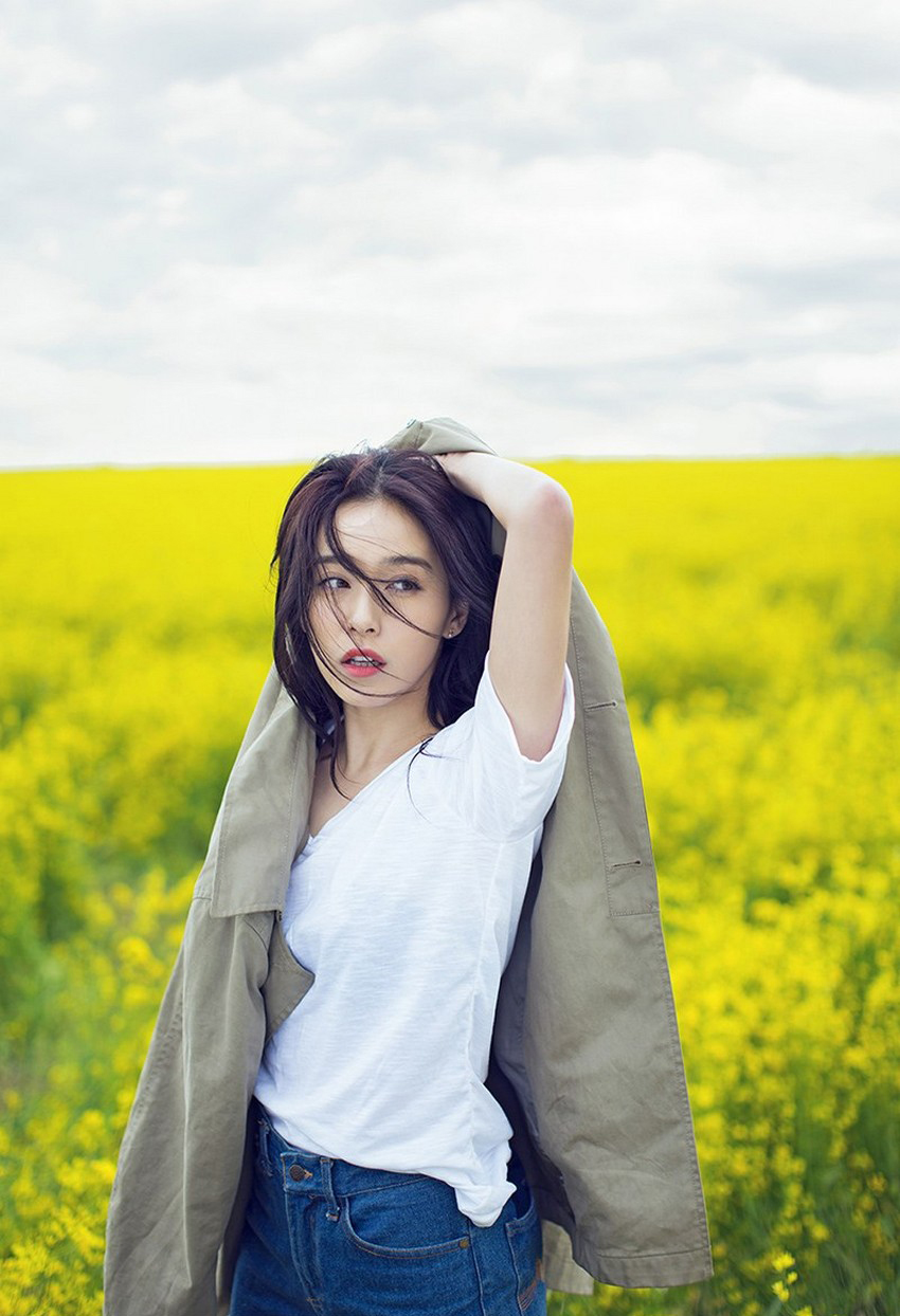 阚清子高原油菜田拍大片[5]